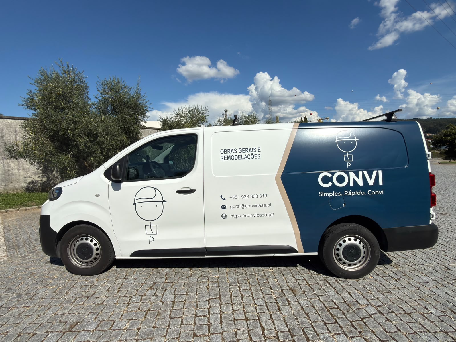 Lateral de carrinha personalizada com vinil de publicidade em branco e azul