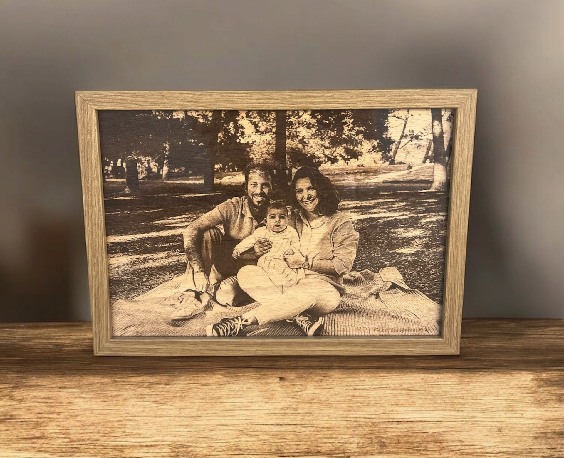 Quadro em madeira com fotografia de família gravada a laser