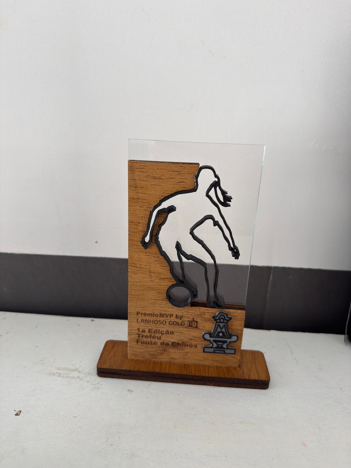 Troféu desportivo em madeira com silhueta de jogador em acrílico cortada a laser
