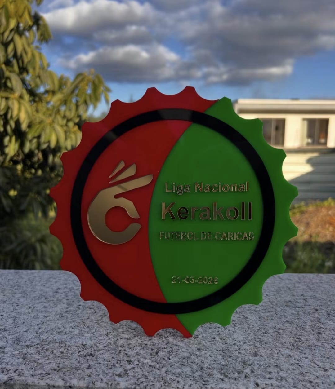 Troféu em acrílico vermelho e verde em formato de carica com gravação dourada