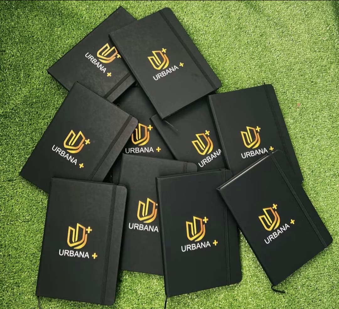 Conjunto de cadernos pretos com logótipo dourado e branco para merchandising corporativo