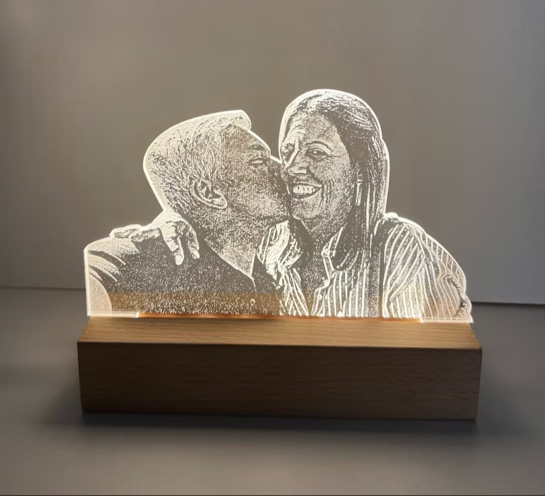 Placa de acrílico iluminada com fotografia de casal gravada a laser e base de madeira