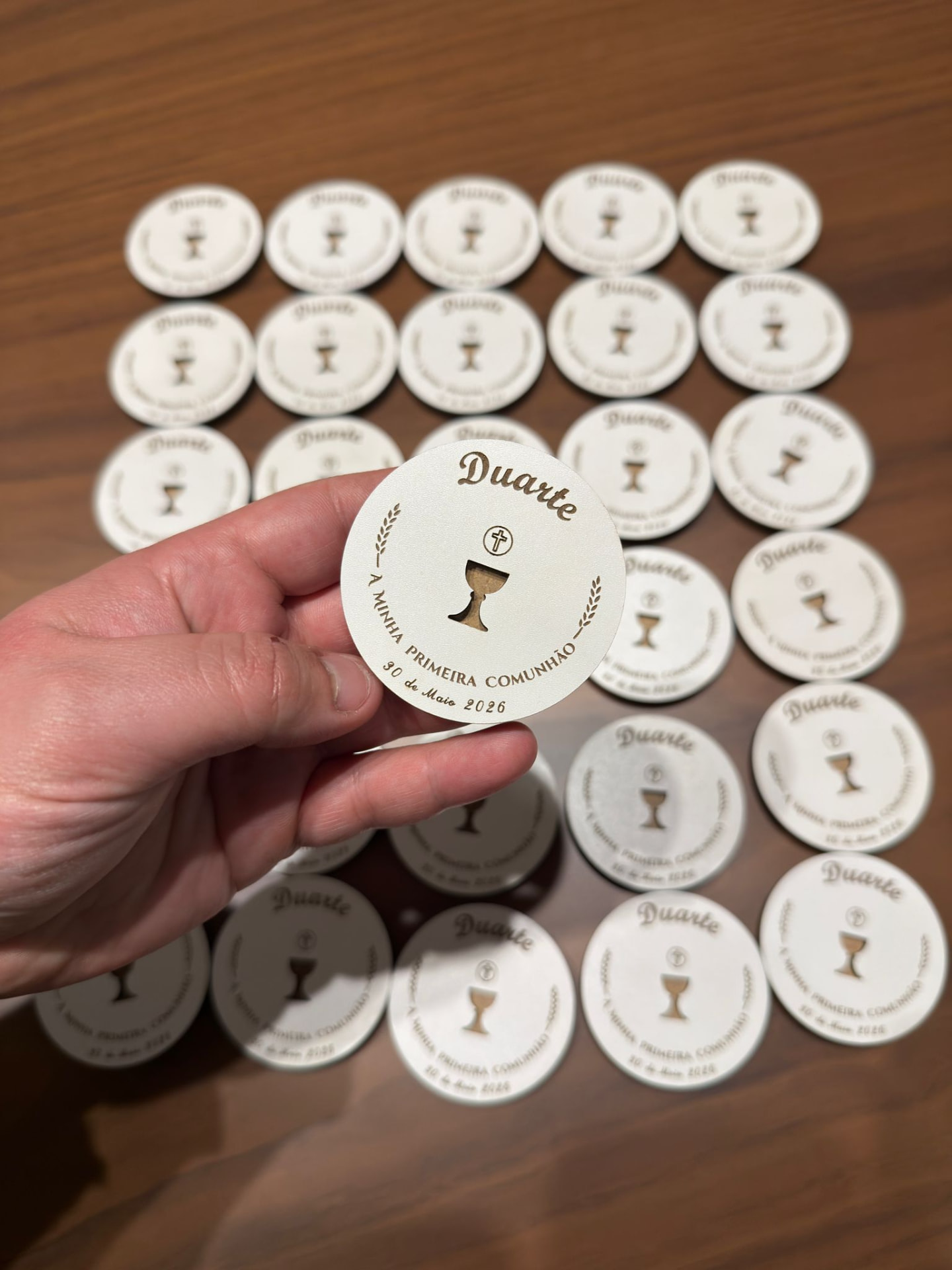 Conjunto de medalhas circulares gravadas a laser para primeira comunhão