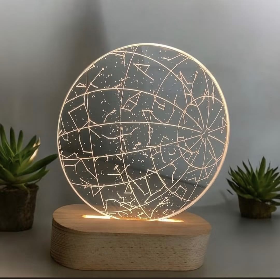 Placa circular de acrílico iluminada com mapa de constelações gravado a laser